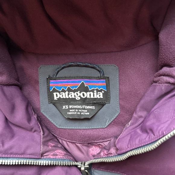 Patagonia Women’s Two-Tone (charcoal grey/dark purple) Hooded Vest, Sz. XS - Picture 9 of 12